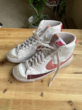 Nike Women Lace-Up High-Top Blazers in White with Rose Gold Pink &Maroon Accents